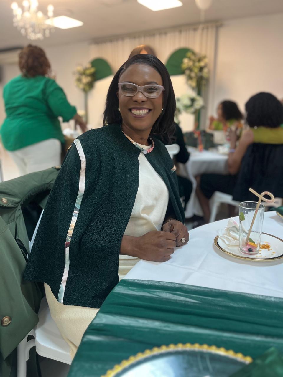 Mom in an olive trench coat at a family gathering